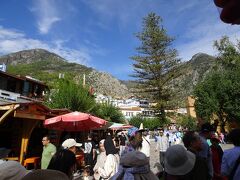 路地を抜けて、ハマム広場にやってきました。
カフェや土産物店が周囲に集まっているので、多くの観光客で賑わっています。
ここで 20分間のフリータイムです。
