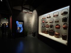 続いて、成都博物館を訪れました。
四川省の歴史や文化や自然、古代の埋蔵物が5階にわたって展示されています。無料ですが、入場の際に身分証明書(パスポート)を提示する必要があります。

この写真は四川の伝統的な食器についての展示です！