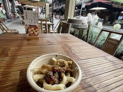文殊院の前にはお土産屋さんや食べ物屋さんが沢山並んでいます。ここで四川料理の「甜水面」を食べました。
太いうどんの様なモチモチした麺にごま油と醤油がかかった、香ばしい味の小吃です！
今回試した四川料理の中で一番美味しかったです。
