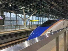 北陸新幹線「はくたか」きました～～
これに乗車したら2時間半で東京に行けちゃいます。

私達は東京へは行きませんよ～～～富山の次の駅「黒部宇奈月温泉」で下車です。
たった1駅12分間の新幹線乗車です。12分でも、乗車券590円、新幹線の特別料金880円で1470円もかかちゃいます。
でもほんと早いですね～～～～


