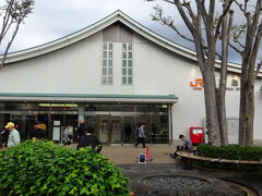 １時間足らずで三島に到着。朝８時前。ここからは富士や箱根への路線バスや高速バスが出ている。乗車する富士急の高速河口湖行は２０分ちょっとの待ち合わせ。伊豆箱根線わきのチケット売り場で難なく指定券を購入。