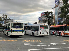 三島駅に集うバス。東海バス、伊豆箱根バス、富士急バス...
いずれも富士箱根や伊豆への観光地へ行くバスだ。