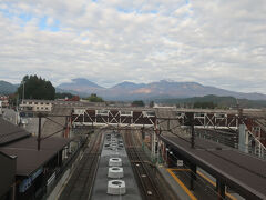 跨線橋の上から日光の山々が見えます
左の茂みの右側が男体山(2,486m)
