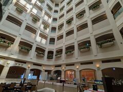 レストラン＆ラウンジ プラシャンティ
間違えて11時に到着してしまい、30分待つ事に(^_^;)
最近増えてる思い込みによる勘違い★
吹抜けに一歩踏み入れた瞬間が強く印象に残ってます☆