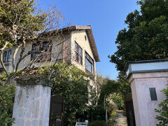 行き先は、駒井家住宅。銀閣寺のちょっと先にあります。バスに大勢乗っていた客もほとんどが銀閣寺でおりました。
このあたりは普通の住宅地（ちょっと高級な）。
そこに昭和2年に建てられたヴォーリズの洋館があります。

見学は春と秋の金曜日と土曜日。予約制です。