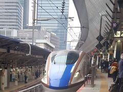 東京三日目。
東京駅13：04発の北陸新幹線「あさま号」に乗り込み、軽井沢を目指します。
あさま号は長野が終点。

軽井沢駅に止まる新幹線は、若干スピードの遅いこのあさま号しかないのです。東海道・山陽新幹線の「こだま」か「ひかり」のような存在かな？

東京駅のプラットフォームに颯爽と入ってきました。