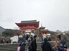 お昼過ぎに姫路を出発し、京都にやってきました(^-^)
見所が多い京都、今回の旅行は出来る限り京都滞在時間を多く取りました
まずは清水寺へ♪