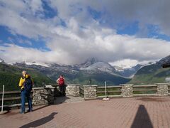 朝の天気がイマイチだったからかまだ早い時間だからか人は少なめ。
マッターホルンは…雲で山裾しか見えないけど…多分これ？？
この雲吹き飛ばしたいわ…。
さてここからはロープウェイでブラウヘルトに行きたいんだけどロープウェイ乗り場はどこ？
