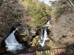 最初の到着地で降り、徒歩約10分で竜頭の滝に到着。茶店の奥から竜頭の滝を見る。上の方まで登れるが少し疲れていたので断念した。すっかり紅葉は落葉していた。