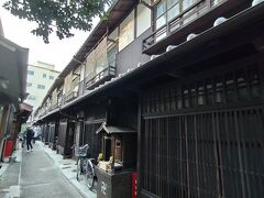 続いてあじき路地へ。明治末期に建てられた長屋が、若手作家さんのアトリエになってます。風情があります。