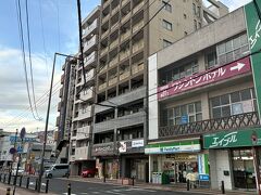 駅前で連泊できる所をネットで探したら、佐世保ターミナルホテルしか見つけられなかったので、ここに決めました。素泊りだったので、ファミマが隣りにあって良かった。

部屋に荷物を置いて、すぐ外出。
ロビーにあったパンフレットを見ていたら「食事ですか」・「どんなものが食べたいですか」とフロントにいた男性スタッフから声をかけられ、魚が食べたいことを話すと、お店に電話してくれたり地図を用意してくれたりとテキパキ&優しく対応してくれました。
紹介されたのは「ささいずみ」というお店。この時は予約は取れなかったけど、4トラでも見たことがあったので、とりあえず訪ねてみることにします。
