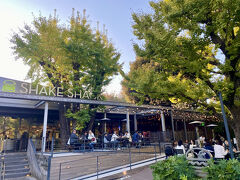 角から二件目はコチラ

ニューヨークのマディソンスクエアパークにある1号店からインスピレーションを受けた日本1号店だそうです

ここだから似合う雰囲気だと思いましたね