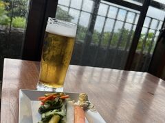 空港からはクラブメッドの送迎タクシーでリゾートに到着！
ほがらか大家族様とご一緒させていただき、とても楽しい道中でした。
ありがとうございます！
リゾートに到着したのは12時ちょっと前でしょうか。
アーリーチェックイン（5,500円）しましたが、まだ部屋が用意できていないとのこと。しかも小雨が降ったり止んだりなので、とりあえずバーへ！
バックパックとパーカーが邪魔なので、フロント棟の近くにあるコインロッカーに預けます。500円コインが必要ですが、鍵を開けると返ってきます。

雨で海には入れそうにないので、もうオリオンビールを飲んじゃいましょう！
ピクルスが美味しい～。
ベジースティックが色とりどり用意されています。中にはゴーヤスティックも！
でもディップがないような…ディップかと思って持ってきたソースは、すべて他のお料理のソースでした。
でも、長旅の疲れが流れていくー。