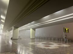 76か国目・パキスタン＼(^o^)／

いつ着陸したのかもわからないくらい運転(？)上手なキャプテンでした。
イミグレは少し待ったものの特に質問もなく通過。

え･･･こんな真っ白なとこよく着陸したね？
釧路空港並みの設備でもあるのかな？
と調べたらやはりILS入っている空港でした。
https://pkaviation.com/2021/12/19/lahore-international-airport-ils-is-back-in-action/

冬にデリーなど北インドに行った方はわかると思いますが、これは霧。
寒い時間は常に視界が遮られて交通マヒとなります。
ラホールではちょうど1週間か10日前くらいに始まったそうで、いよいよ冬が来るという時期のようです。。来るのちょっと遅かったかな(-_-;)