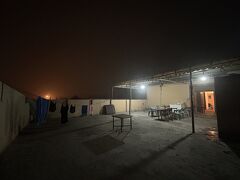 【ラホールバックパッカーズ】

宿に着いたところ、1泊だけ相部屋でもいいかと聞かれたのでディスカウントしてくれるならとokしました。
なんとツインでアルゼンチン男性とのシェアだった！あら～男性と2人きりなんて妊娠中だったタリン以来だわ。まあ大丈夫っしょ。

私、名前が昭和あるあるの「○○子」という名前なんです。
ヨーロッパ基準だと、一般的に男性だと思われるからですかね。。

宿台帳見たら今日は日本人男性も2人いるようで、いずれも前泊地がインドだったから長期旅行者と思われました。
もう日本時間の朝5時だ。おやすみなさい☆