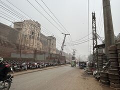 やっとラホールフォート(城)に着いたけど、入口どこだろう？？