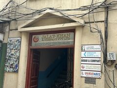 昼食で宿に帰還～。
あらためて【ラホールバックパッカーズ】ご紹介。

タクシーの運ちゃんに「立地がとてもいいね」と言われるくらい便利な場所にあるようです。快適で良い宿と思う。
ここから階段で4階まで上がりましょう。
個室2泊16USD→1泊相部屋になり14USDに。
深夜到着は+6USDなんて書いてなかった気がするけど徴収されました。

水回りは途上国らしく整ってないので慣れた人向け。あとペーパーは当然ないので女性陣は持参が必須です。
Wi-fiは安定していました。

オーナーのサジャさんはいい人だけど、ネットにも書かれているとおり商魂たくましいので、お金に余裕あると大変よい思いができます。
今回、親や友人から格安でUSDを手に入れており、ちょっと大船に乗った気になって、ケチらずにパーっと使う余裕がありました。サジャさんは私と気は合う人だったし、将来的にフンザあたり行くことを念頭にコネクションを持っておきたい気持ちも働いたことからいくつかの提案を受けることにいたしました。

サジャさんから「金のある客」認定されたらしいです(;'∀')
そりゃまあ、長期旅行者に比べればケチる理由は少ないですからね。
最後は宝石いるか？とまで聞かれてバシっと断りましたw