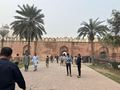 トゥクトゥクに乗ってまずは午前中に閉まっていたバッドシャヒモスク。
今は開いているようですね。

入口には乞食がたくさん。。日本だとそういうのは国の仕事でしょって感じで基本無視じゃないですか。
でも、サジャさんは全員に100ルピー札を渡していきます。
ザカート＝喜捨の精神ですね。
学校で習ったでしょうけど、本当にそういう日常があるんです。