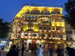 だいたい17:20くらいにはもうこの暗さになり、不夜城のような【
Haveli Restaurant】も賑わってきました。
外国人には一番有名なレストランなのかな？
なぜなら屋上からの景色が素晴らしいのです。