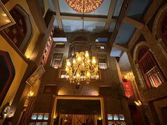 しかし！サジャさんはそこには入らず、隣の【Cooco's Den】に入っていきます。