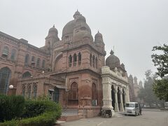 ラホール博物館ももちろん英国統治時代に建てられました。

残念ながらショップが休みで絵葉書など買えず。ポストカードさえ街中にまったく売ってないのよ！郵便局でも聞いたけど、そういうのは博物館にしか売ってないんじゃないかなあと言われた。
東京まで何日かかるか試したかったのにw