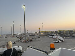 現地時間　５：２５着陸　時差は日本から6時間の遅れです　気温は２３℃ですが湿度が８６％です　バスでターミナルへ移動します