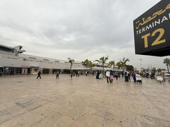 現地時間　11月8日　14：15分着陸　ドーハとは2時間の時差があります　気温は25℃　曇っています　預入荷物を受け取るエリアに両替所がありました　１DHは１６．４円でした
１５：２０現地ガイドの人と待ち合わせし空港を出発　5人しかいなくても大型の観光バスです