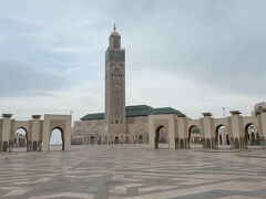 ハッサン２世モスクは１７：００で入場制限　広場の手前にバリケードが置かれています　10分くらいの差で近くまで行けません