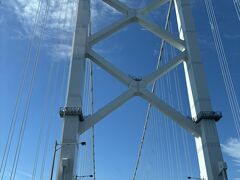 うずしおクルーズが本日の目的地。
ナビの通りに進んでいると、鳴門大橋を渡り淡路島を抜けてしまいそう。
何故？
急に方向転換できないのでそのまま進みます。