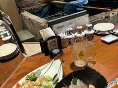 まずは角ハイ。そして、サラダ（ハーフ）と、あらかぶ刺身。
ここも、いけすに魚が泳いでいます。
