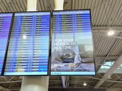 チェックインカウンターが並ぶエリア。ボーディングパスをパリで発券していたので保安区域に入ろうと思っていると、何と2時間半前にならないと保安区域に。入れないと言われた。