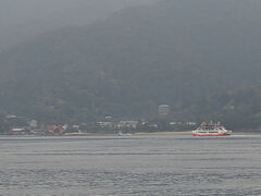 ランチの後、バスでJR岩国駅→JR宮島口→徒歩でフェリー乗り場へ
約１時間ほどで錦帯橋から宮島口フェリー乗り場まで来ました。

14：30フェリー乗船
フェリーは沢山出ているので時刻表で調べたりしなくても大丈夫でした。
10分ほどで宮島へ。ICカードタッチで乗れました。
片道200円＋入島料100円