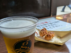 たまたま買ったビール（600円）のお店が宮島の中に何店舗かあり、
このカップ持参で１杯200円でお代わり（ビールやチューハイ、ハイボールなど）が飲めると聞き俄然やる気になる私。
