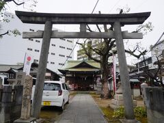 お昼までの腹ごなしで、少し散策。元町駅から兵庫駅まで移動して、兵庫津の辺りを歩きます。
柳原天神社は、菅原道真が大宰府へ左遷される途中、大和田泊に上陸し、この辺りの梅花を見て「風さむみ雪にまかへて吠く花の柚にそうつれ匂ふ梅が香」と詠んだその地に建つ神社。