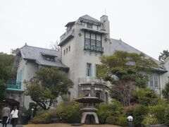 JR須磨駅から神戸迎賓館までは、だらだらと坂道を上って行きます。
敷地に入ってからでもまだ坂道。やっと建物が見えてきました。以前、須磨離宮公園を訪ねた際に確認していましたが、それ以来。ずっと気になっていましたからね。