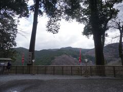 すぐ右手がひと目千本。
吉野の桜が見渡せる展望所です。今は時期ではないですけどね。