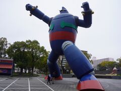 これは、神戸出身の漫画家、横山光輝を記念して作られたもの。高さは18m。大きいというのは知っていましたが、実際に見ると予想をはるかに超える圧倒的な迫力がありますね。ちょっと爽快な気分。