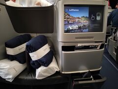 機内へ乗り込みます。上海までの便は、久しぶりの ルフトハンザ です。
ルフトハンザのアメニティにはちゃんとスリッパがありました。前に置いてあるのはシートに敷くマットと毛布です。