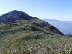 そして笹原、先に雨飾山山頂がやっと見えました