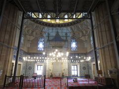 トルコ・イスラム美術館の近くからセリミエ・ジャーミィに入ることができた。しかし、工事中のためドーム天井は見えず、広大なはずのモスク内の空間も感じることができなかった。
