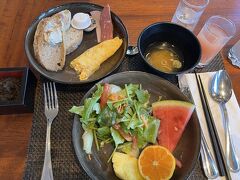 だんだん食欲が落ちてきます。
朝食ビュッフェはだいたい毎朝メニューが同じです。
トマムもそうでした。
和食系のお惣菜が5日に1度変わるかんじ？
肉じゃが→チャンプルー→肉じゃがみたいに。
カビラのオムレツは、最初に具材を炒めてからオムレツにしてくれるので、チーズがちゃんと溶けています。朝食はほぼ毎回オムレツをオーダーしていました。