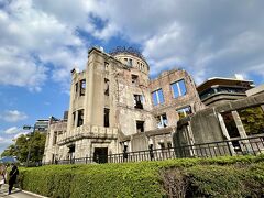 原爆ドーム、4度目かなぁ、今回はかつてないほどインバウンド客が多かったです。
小さい子供を連れた家族も。
広島は子供向けのエンタメや派手な観光地は無いのに、ここから学ぼうとする人の多いこと。

前回の広島旅行記には、これまで巡った世界の負の遺産もまとめました。
https://4travel.jp/travelogue/11441550