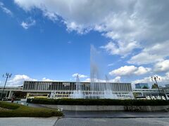 この平和が続くのか。
もう日本人だけで日本の国をどうこうしようと思っても無理な時代に突入していますよね。
日本が欲しい国はたくさんあるし、国連やらなんやらも、もはやアテにもならないし。

本当に、この10年20年で世界は大きく変わってしまいました。
ここに来る度に、自分の平和に対する考え方の変わり様に驚きます。