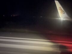 JALの最終便で帰ります。
1週間あればのんびりできると思っていましたが、あっという間の1週間でした。
いざカビラに着くと貧乏性が発動してアクティビティ三昧に…
特に隙あれば海へ…陸のアクティビティはないがしろに。
トマムでは毎日行ったマウンテンバイク、カビラではゼロでした。
いつかカビラ湾までチャリで行きたいなー。
さらにバーでまったりのんびりとか、憧れのビーチでパラソルのついたカクテルを片手にのんびりとか、プールサイドで推理小説を読みながらカクテルを…とか一度もしませんでした（リゾートドレスも小説も持って行っただけで終了）。これは私の性格が問題で時間の問題ではないのかもしれない…と思っていたところ、他のみなさんは２週間ステイとかで来られているとのこと。
うーん、なら１週間ステイの自分はアタフタしても仕方ないのかと納得。

でも今回の旅も本当にステキな人たちと出会うことができてラッキーでした。
またみんなに会いたいな。本当に。
次回はきっと私もバイクに挑戦しますよ！
たくさんエネルギーをいただきました。さあ、また旅するために仕事頑張るぞ！