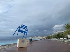 ニースの青い椅子。これ立体的に見えますが、平面。立体じゃない！このことは帰ってきてから知った。近づいて見れば良かったなぁ。
芸術家の作った座れない椅子だそうです。
離れてみると立体の椅子にしか見えないよ。写真でも。