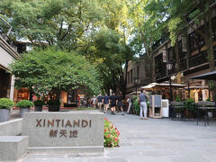 新天地を散策。平日のためか人通りは少なめ。夕方になっても異常な暑さです。