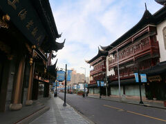 翌日の朝。ホテル周辺を散歩します。早朝の豫園周辺は人通りがほとんど無く、店も閉まっています。