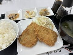 くっけん広場で、松浦産のアジフライ