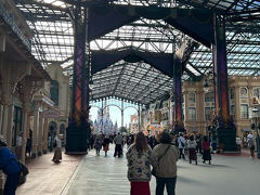 ９時過ぎていたせいなのか、ハロウィン最終日だからなのか手荷物検査も入口も待ち列なしでビックリ

事前に作成した行程通りショーのエントリー取りつつシンデレラ城に向かいます