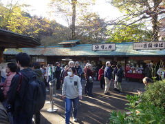 清流ガーデン澤乃井園（沢山の人です。お酒やおでん、うどんなどが戴けます。）